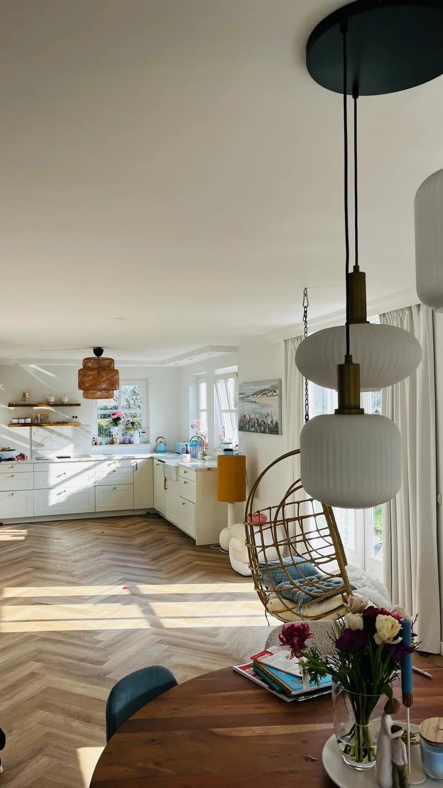 Bright, welcoming kitchen and living space